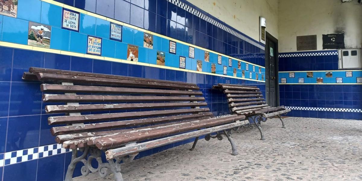 Arriba, vista de uno de los zócalos azulejados del exterior de las escuelas. En los detalles de la izquierda, varias de las escenas y dichos que se reproducen. Debajo, exteriores del centro. | P. Tamargo