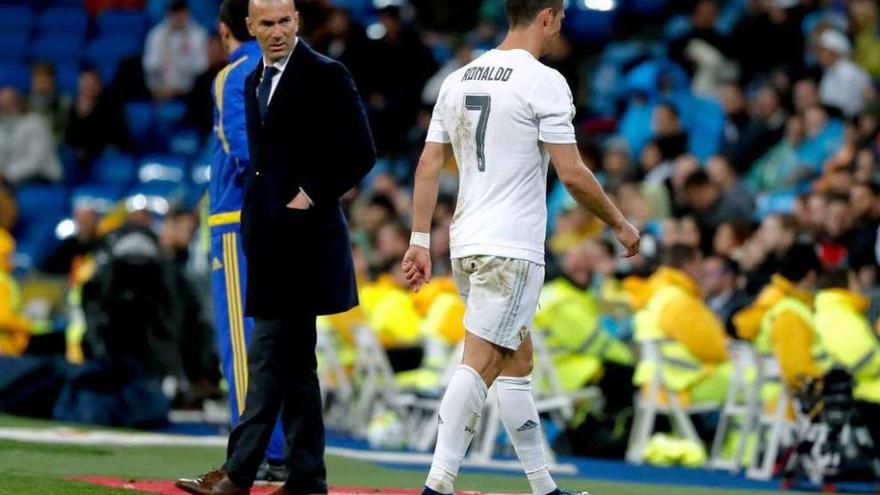 Momento en el que Cristiano se dirige a los vestuarios, tras retirarse después de una caída.