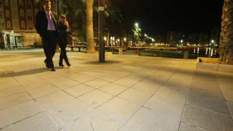 Imagen del paseo de la playa del Cura de Torrevieja ayer.