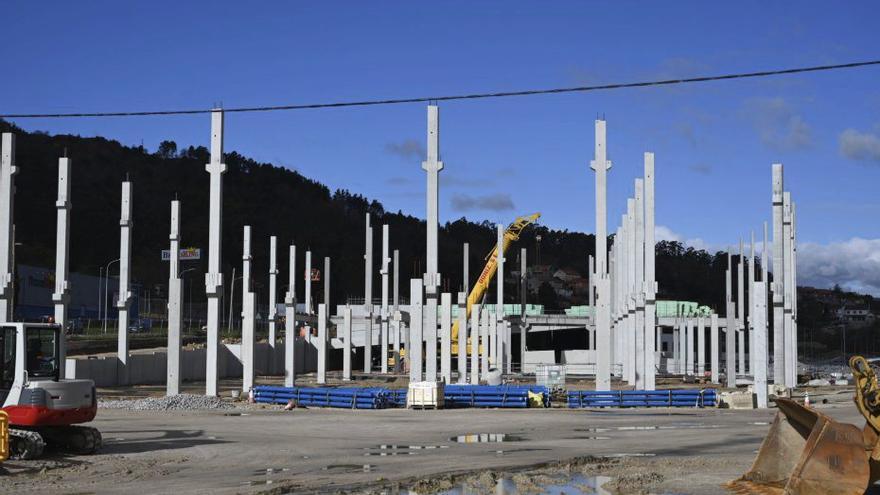Naves en construcción en el futuro parque comercial de O Vao.