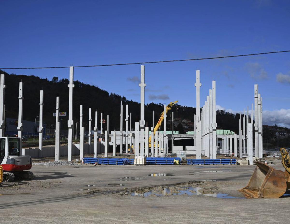 Naves en construcción en el futuro parque comercial de O Vao.