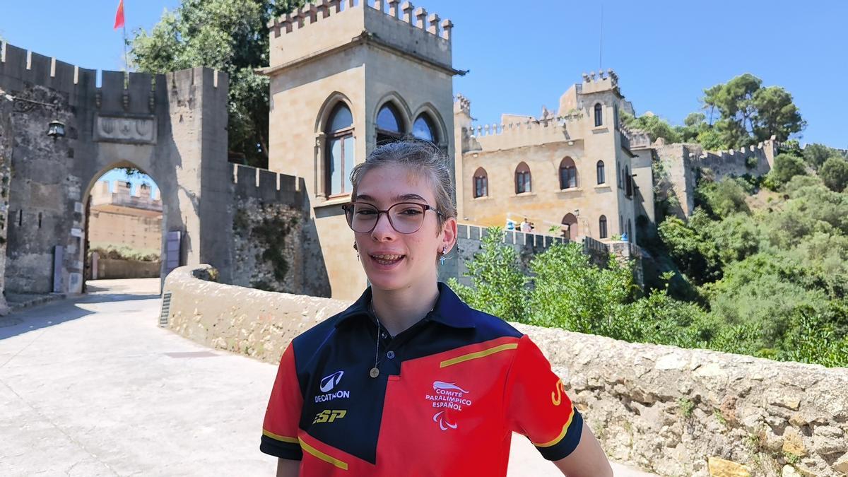 La atleta Judith Tortosa frente al Castell de Xàtiva.