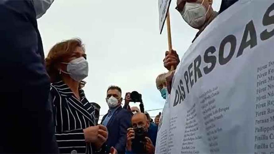 La vicepresidenta Carmen Calvo charla con los memorialistas a las puertas de Meirás tras sus críticas