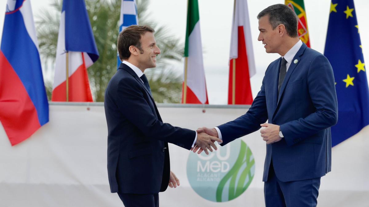El presidente del Gobierno, Pedro Sánchez, saluda a su homólogo francés, Emmanuel Macron, en la Cumbre Euromediterránea celebrada hoy en Alicante.