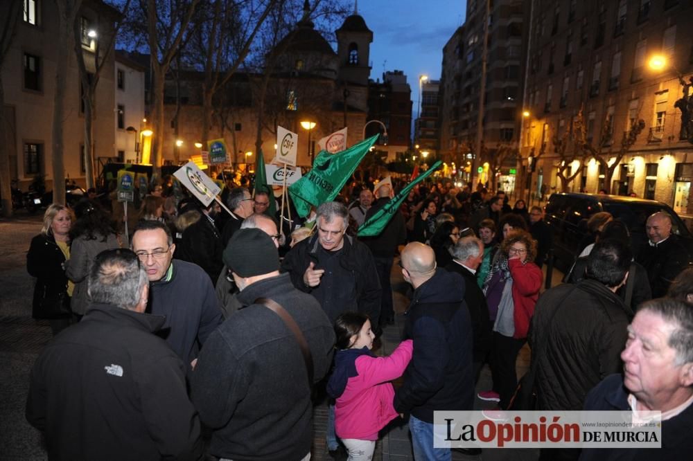 Varios centenares de manifestantes rechazan el concierto de Bachillerato y FP