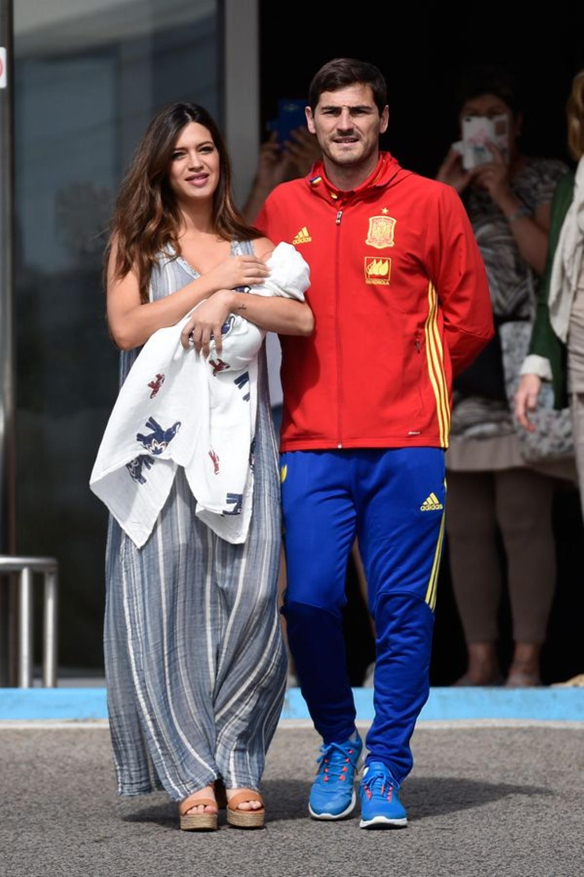 El look de Sara Carbonero e Iker Casillas en la salida del hospital junto a  Lucas - Woman