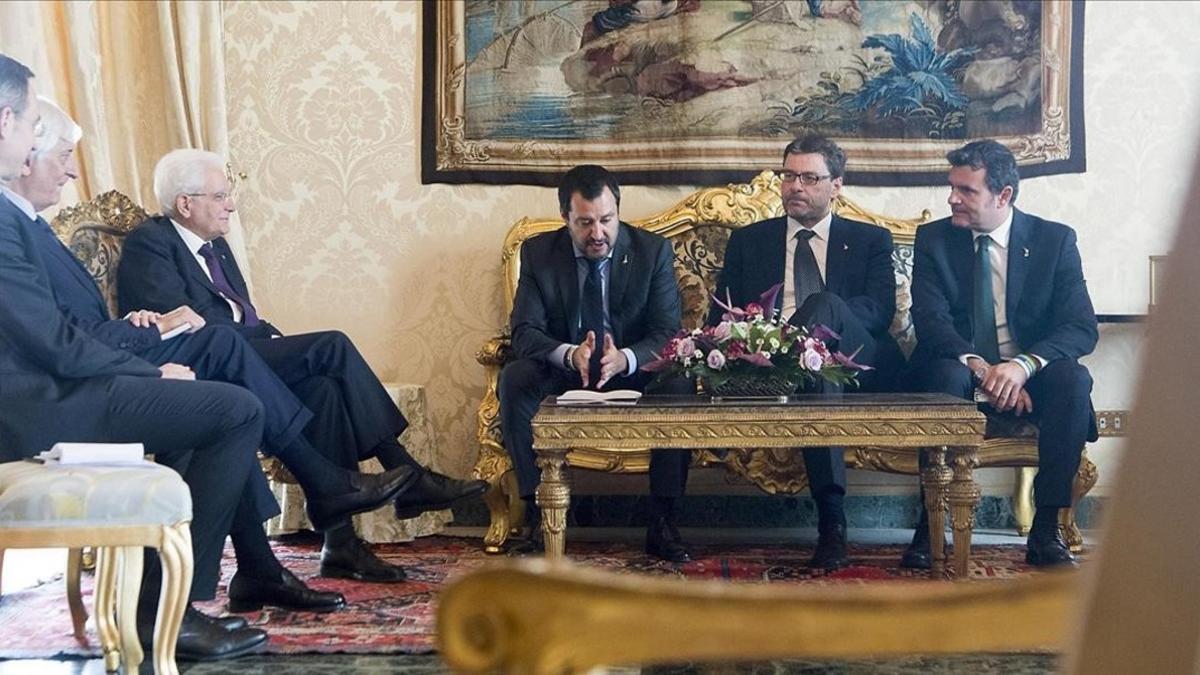 el presidente italiano, Sergio Mattarella (izquierda),  durante su encuentro con el líder de la Liga Norte, Matteo Salvini (segundo por la izquierda)  en el palacio Quirinale de Roma.