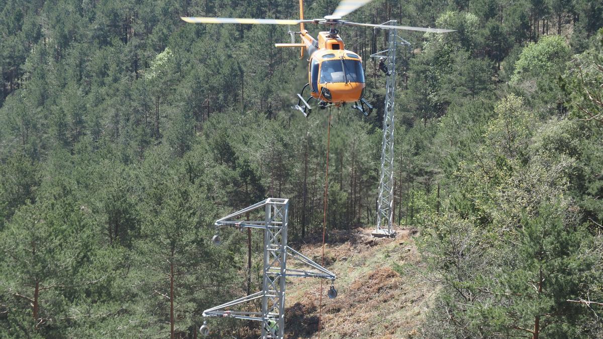 Instal·lació de les torres amb helicòpter