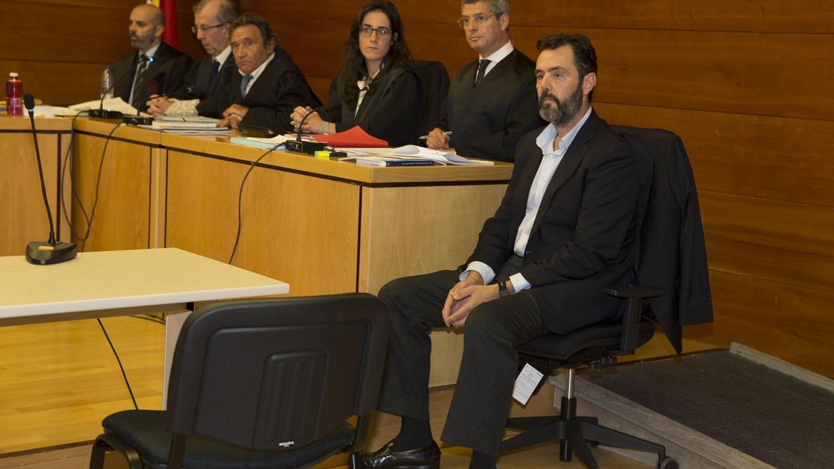 En primer término, Miguel López en el banquillo al inicio del primer juicio por el asesinato de su suegra.