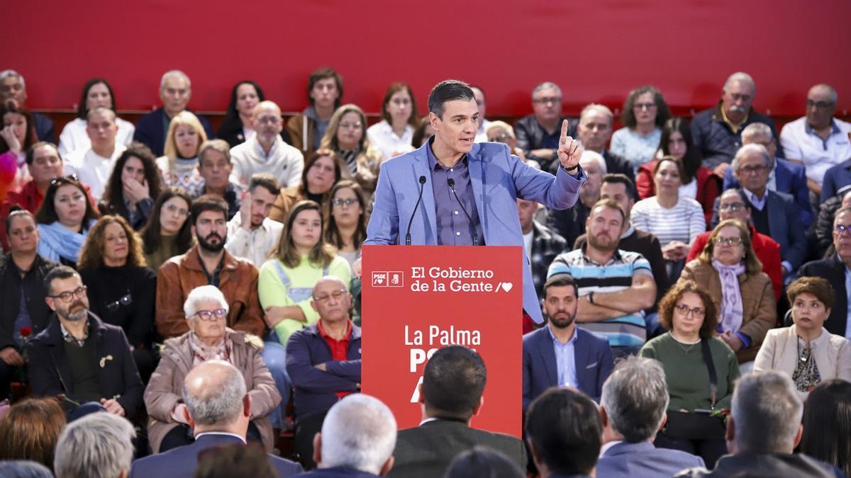 Imagen del acto organizado este sábado por el PSOE, con la presencia de su secretario general, Pedro Sánchez, en el municipio de Mazo, en La Palma.