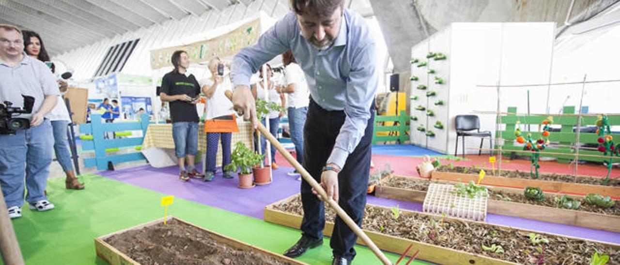 El presidente del Cabildo de Tenerife, Carlos Alonso, ayer durante la inauguración de la feria Natura Salud.