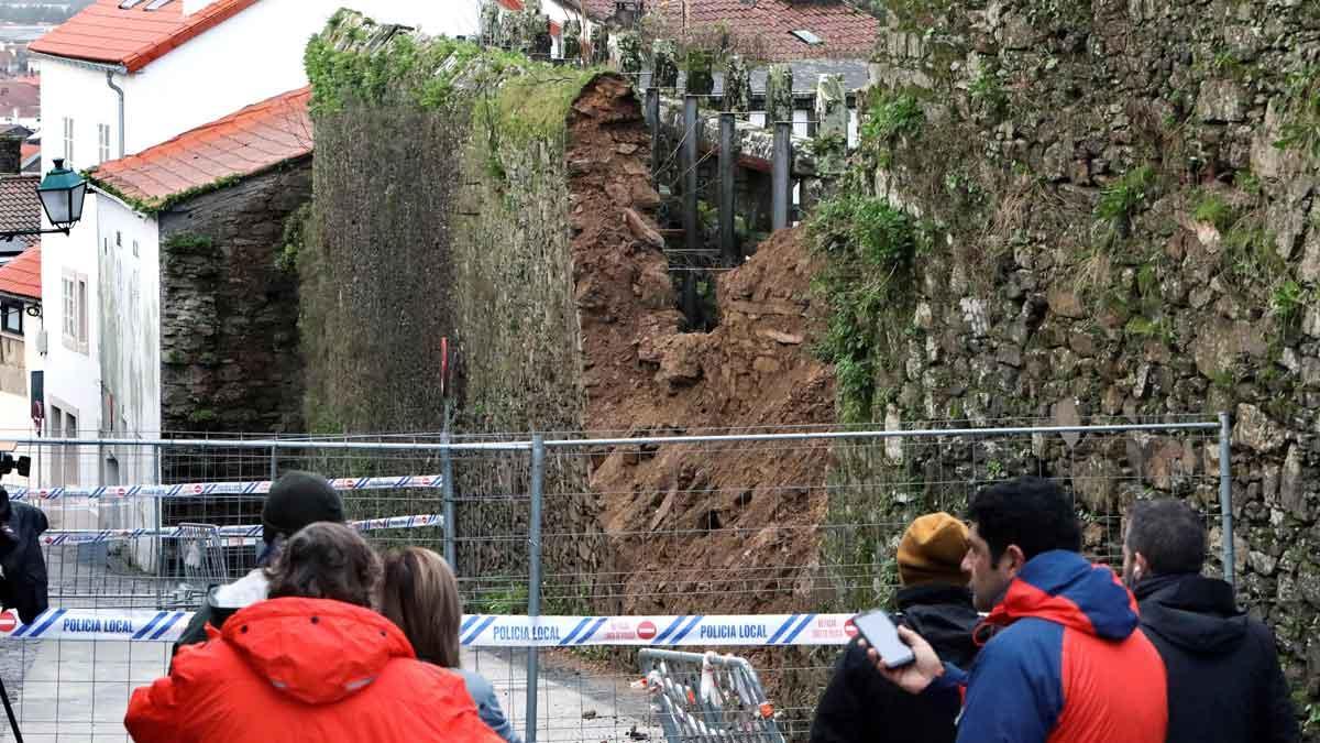 Muere un hombre al caerle encima en Santiago un muro que derrumbó el temporal