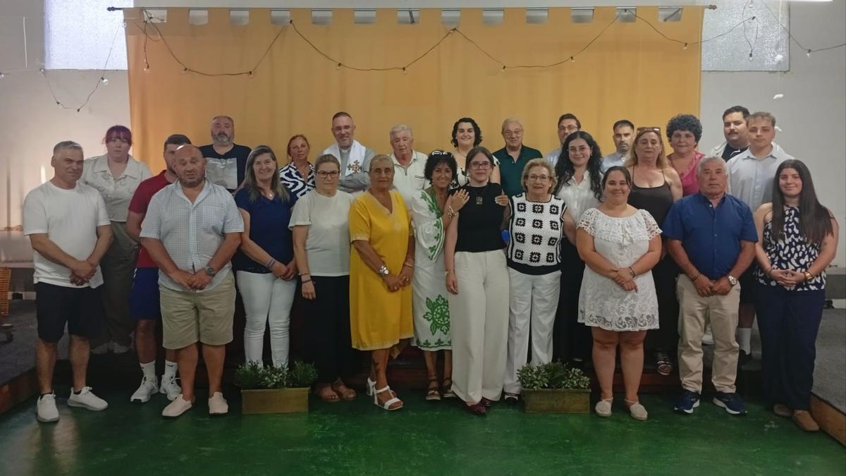 La nueva directiva de la Hermandad de los Dolores de Cangas, con la presidenta, Sheila Lorenzo, centro detrás.