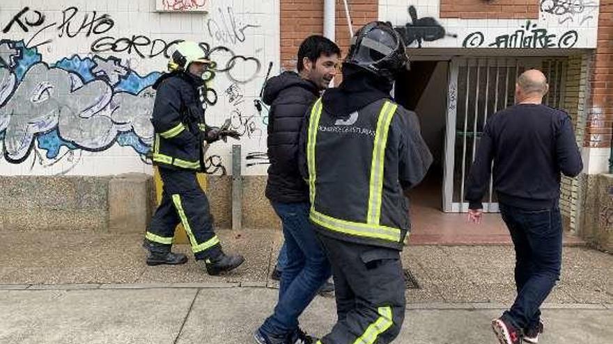 Los bomberos entrando la semana pasada al Celestino Montoto.