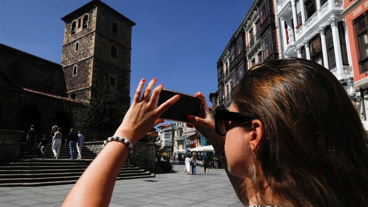 Una visitante fotografía la iglesia de San Nicolás, en una imagen de archivo. | MARA VILLAMUZA