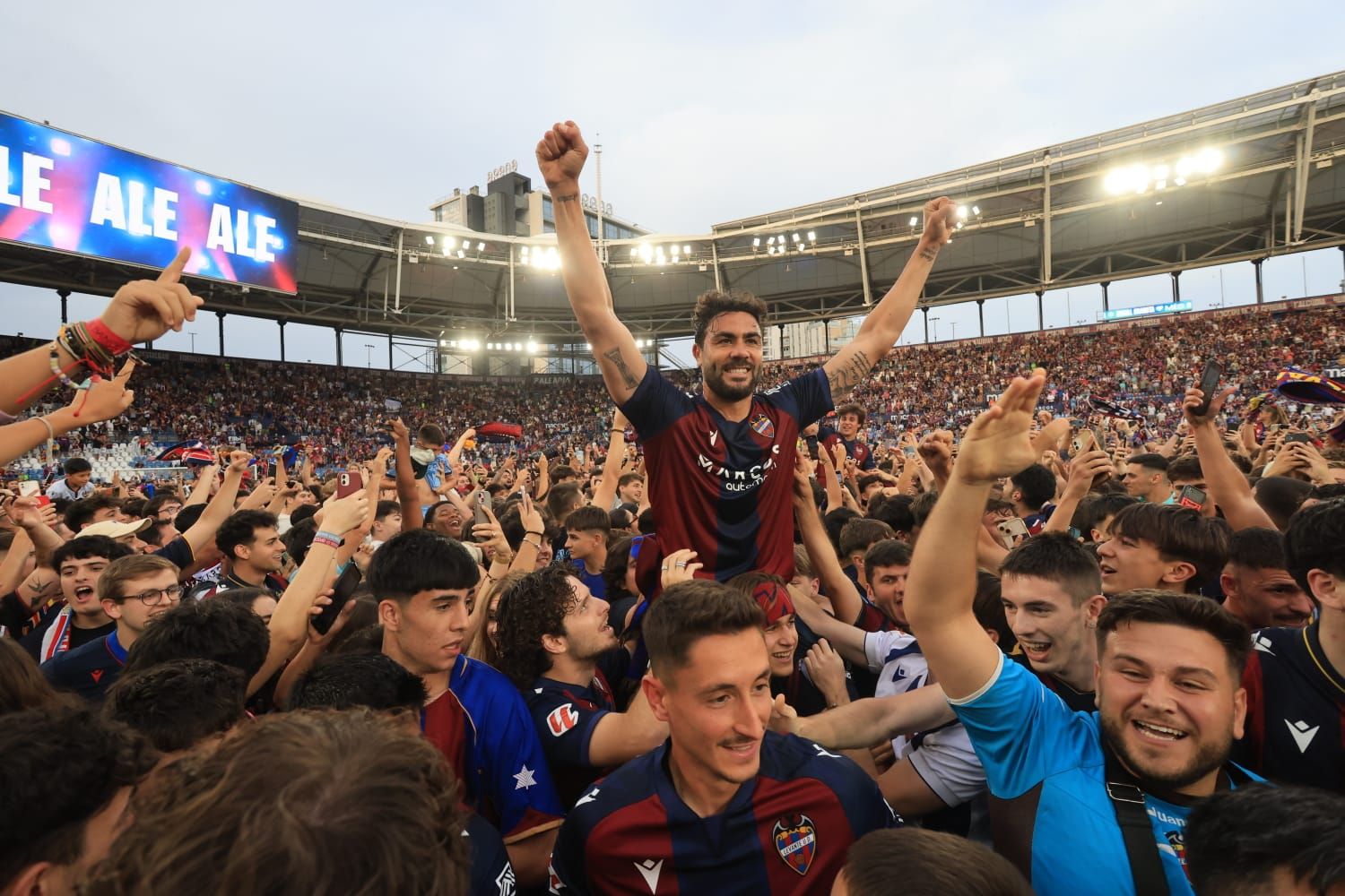 Fiesta en el Ciutat de Valencia: El Levante UD, campeón de Segunda División