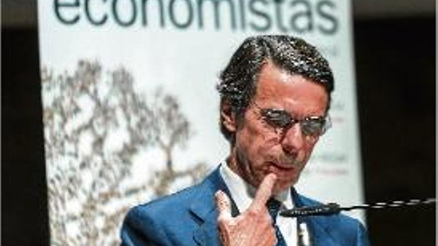 Aznar considera «un error» la relaxació del dèficit.