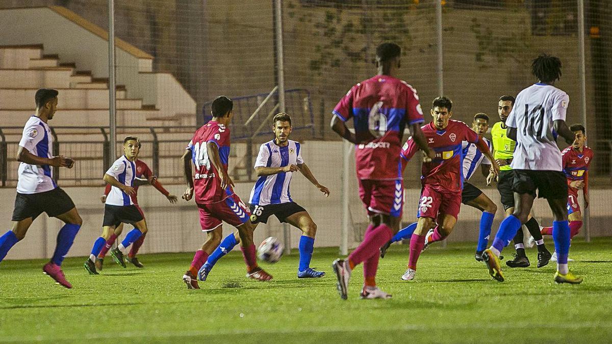 César Moreno (que fue expulsado) trata de completar un pase defendido por Pau Lapiedra, ayer. | HÉCTOR FUENTES