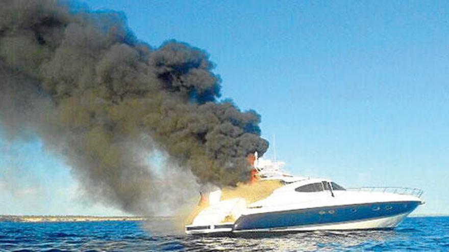 Barca incendiada, ayer, junto a la costa de Cala Pi.