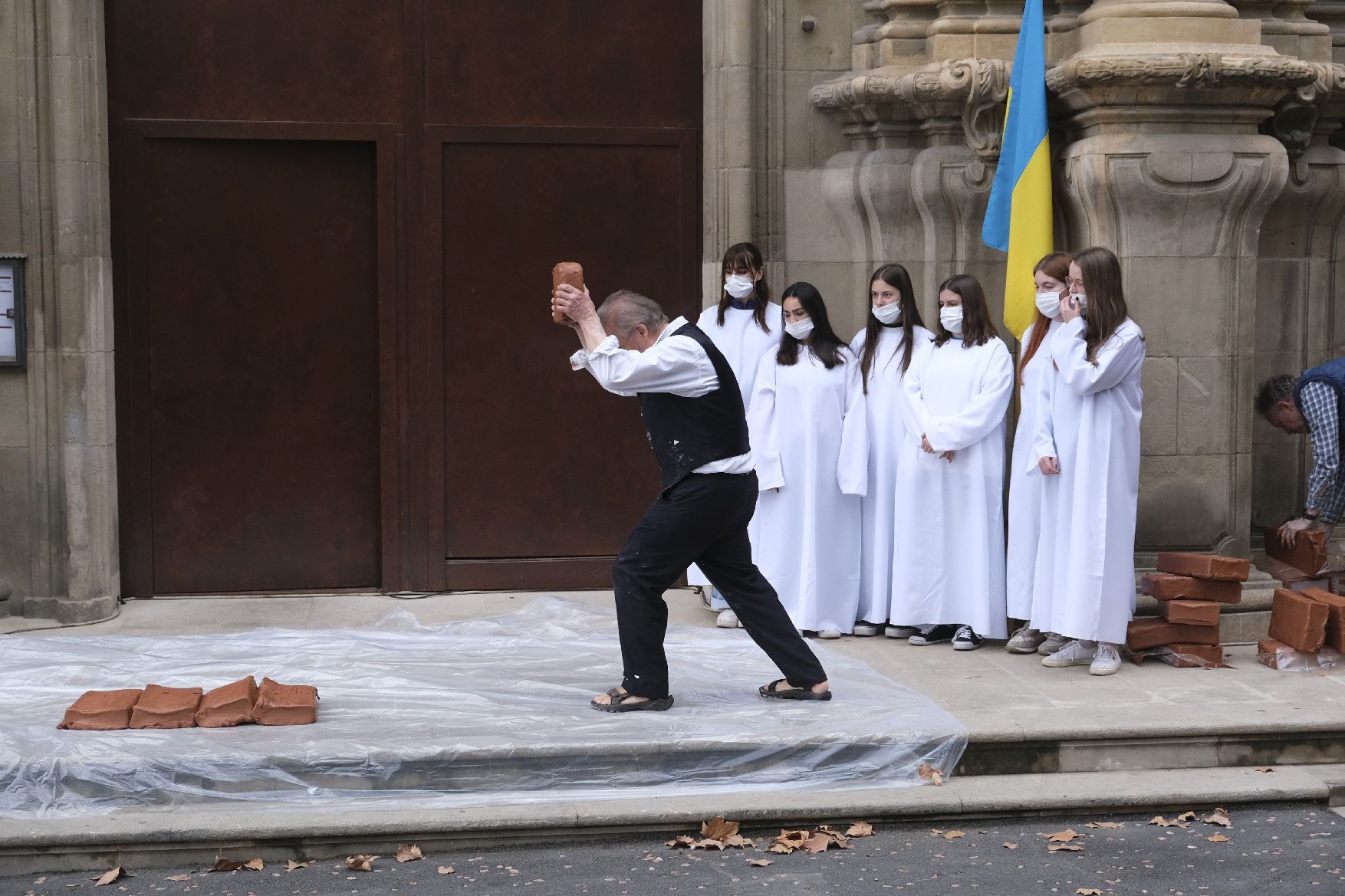 L'escultor Bjørn Nørgaard fa una acció artística a Manresa