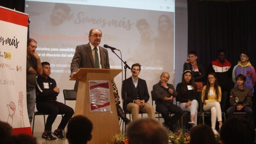 Lambán: &quot;La sociedad aragonesa acogería con los brazos abiertos a López Otín&quot;