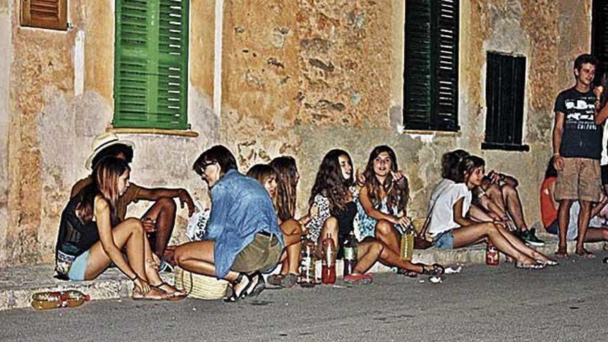 El alcohol entre jÃ³venes en fiestas de pueblos se ve con normalidad.