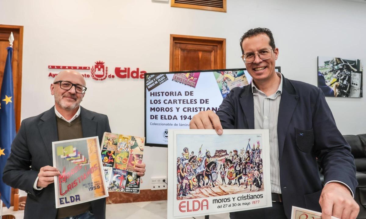 El alcalde Alfaro (d), y el director del Valle de Elda muestran algunos de los carteles.