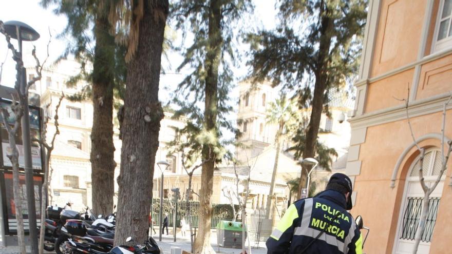 Un agente deja un aviso en una de las motos aparcadas junto al Romea.