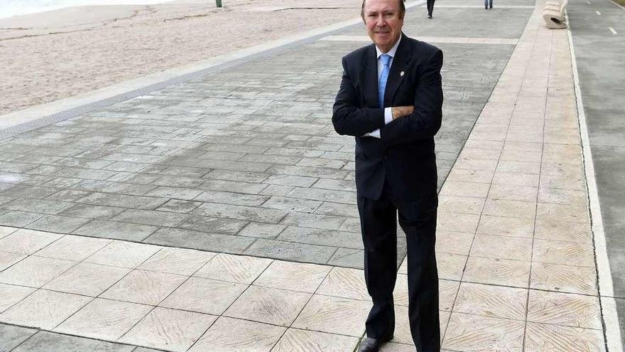 Eduardo Toba, autor del proyecto del paseo marítimo, en el tramo de la playa de Riazor.