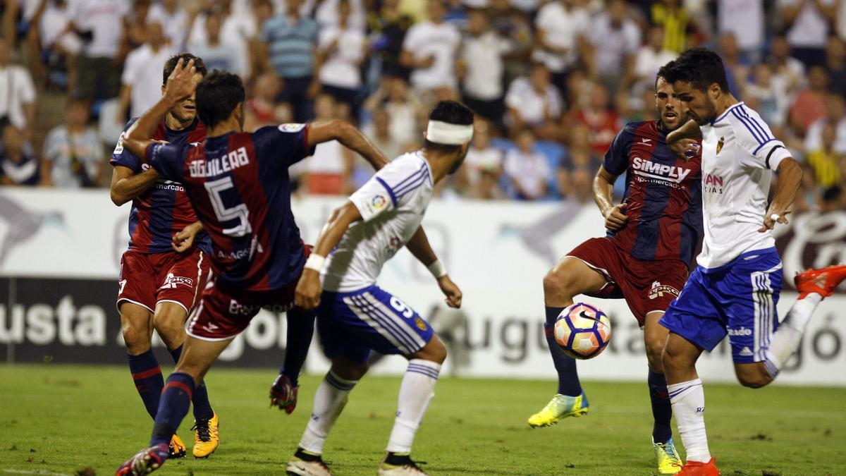 Jorge Casado en un duelo contra la SD Huesca.