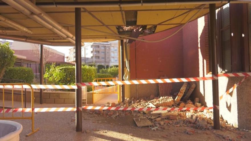 Se desprende una fachada en el Instituto Castillo Puche de Yecla