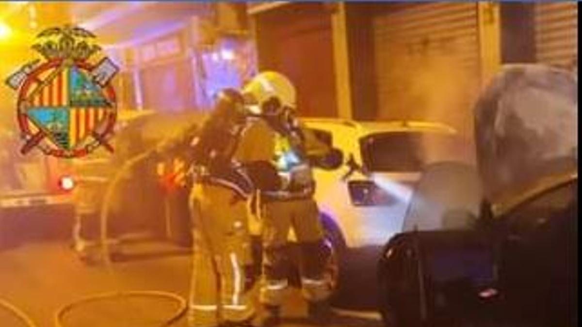 Bombers de Palma apagan este jueves el incendio en un coche aparcado en Palma.