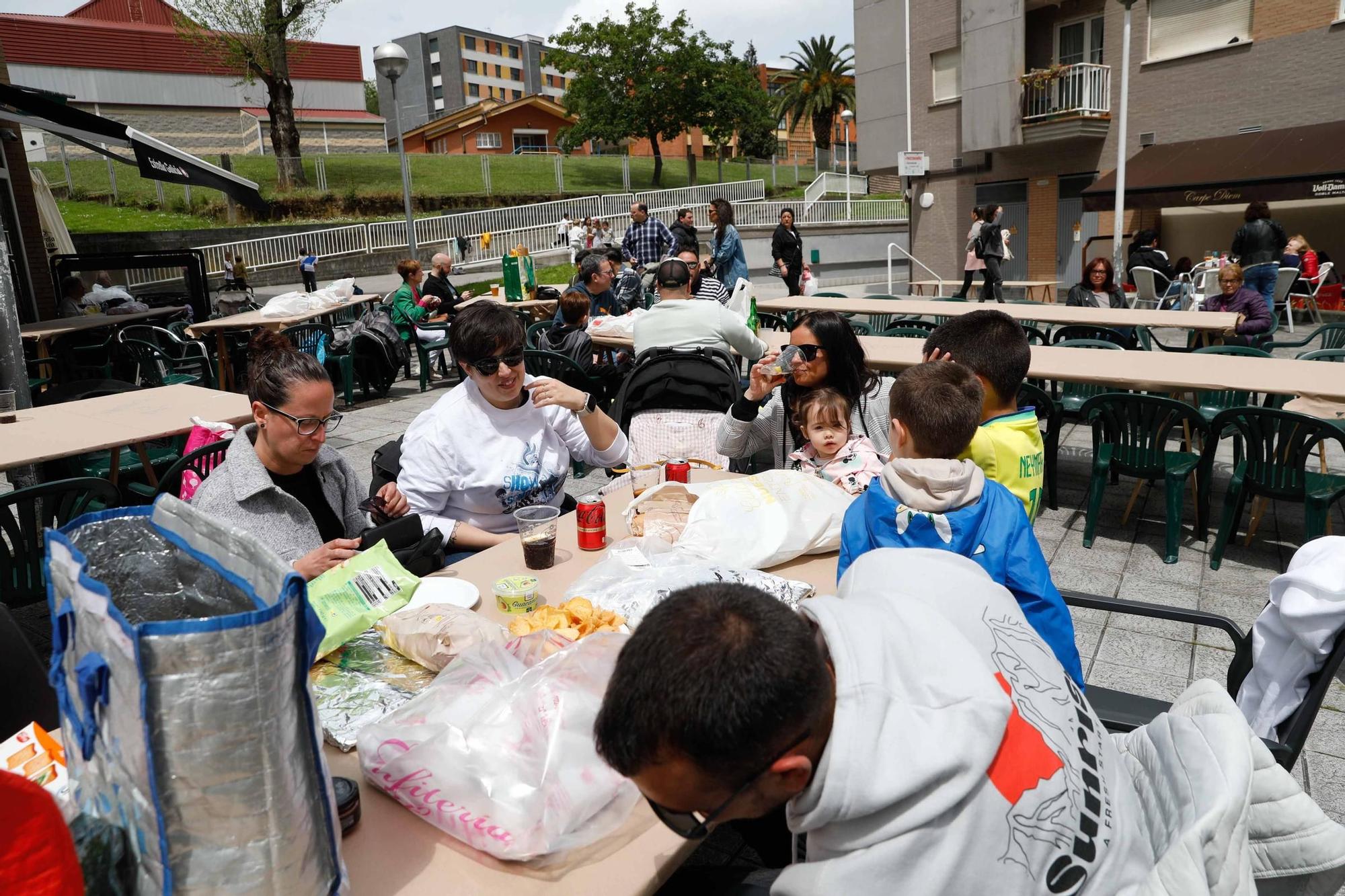 EN IMÁGENES: La comida popular de las fiestas del Puchero de Villalegre, en Avilés