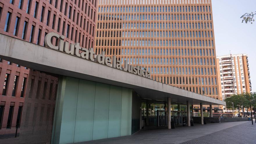 La madre del bebé maltratado en Barcelona admite ante el juez que consultó en internet información sobre fisuras anales