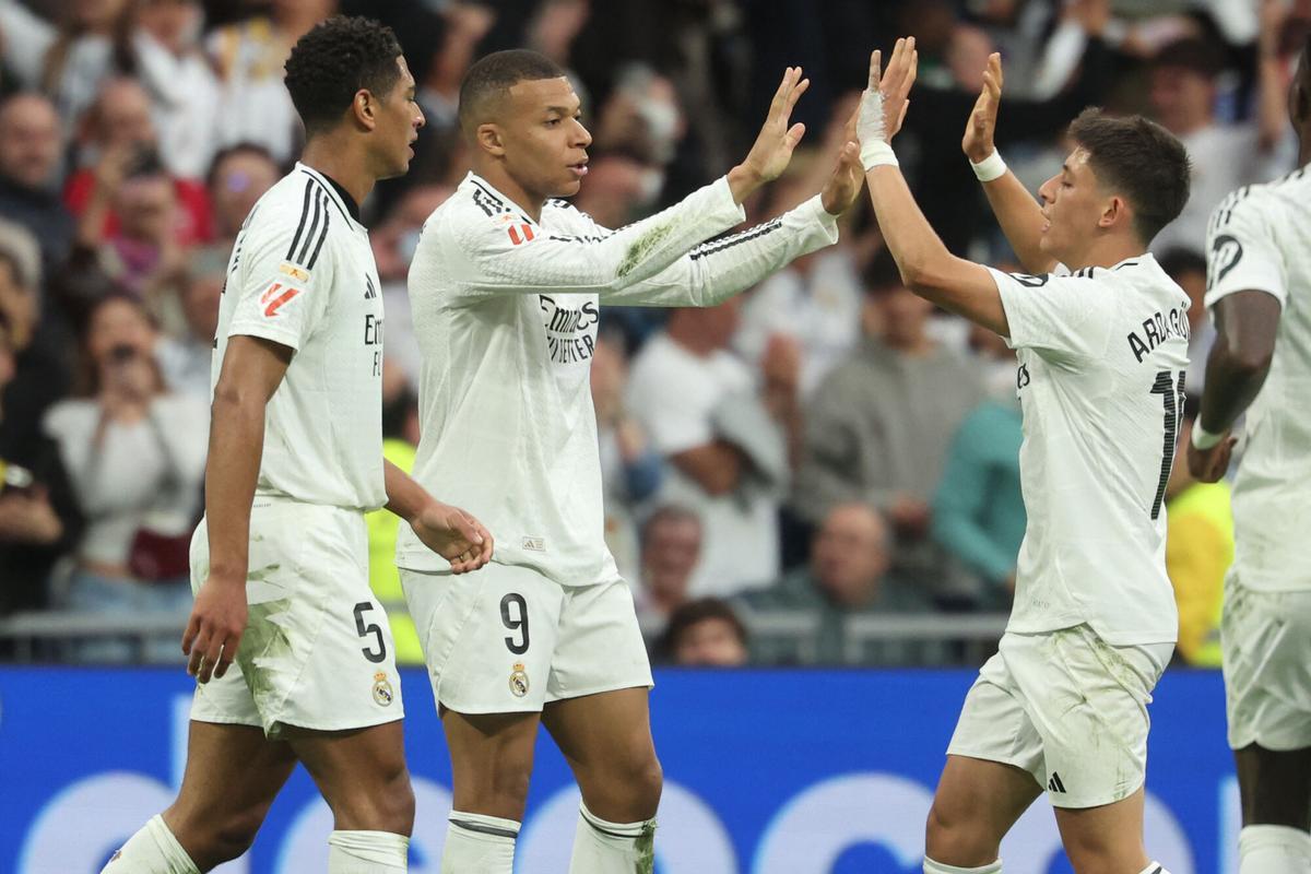Mbappé y Güler celebran uno de los goles del Real Madrid-Celta.