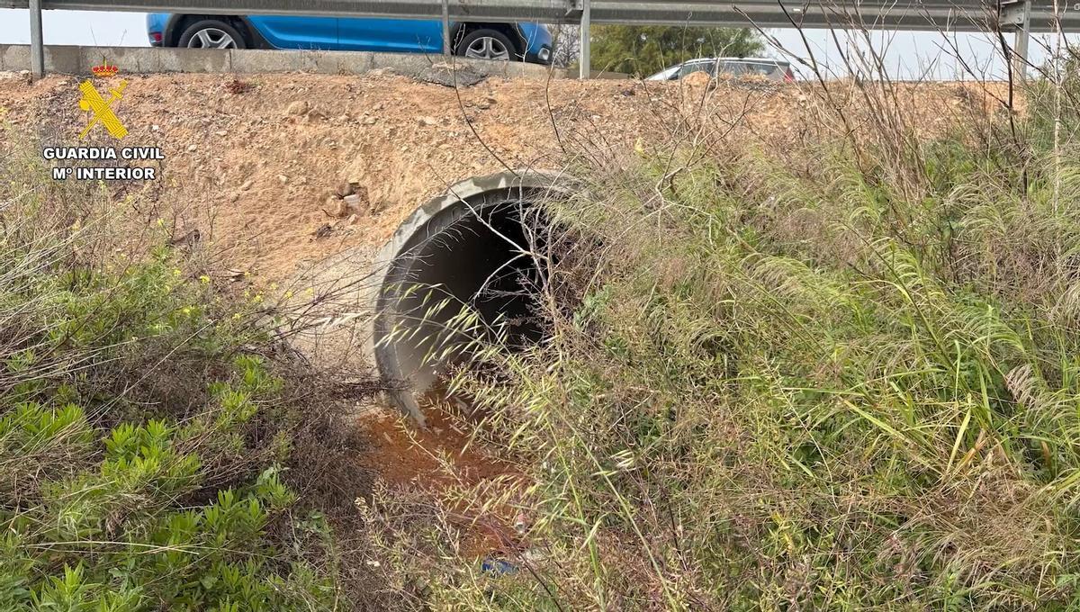 Tubería donde apareció el cuerpo.