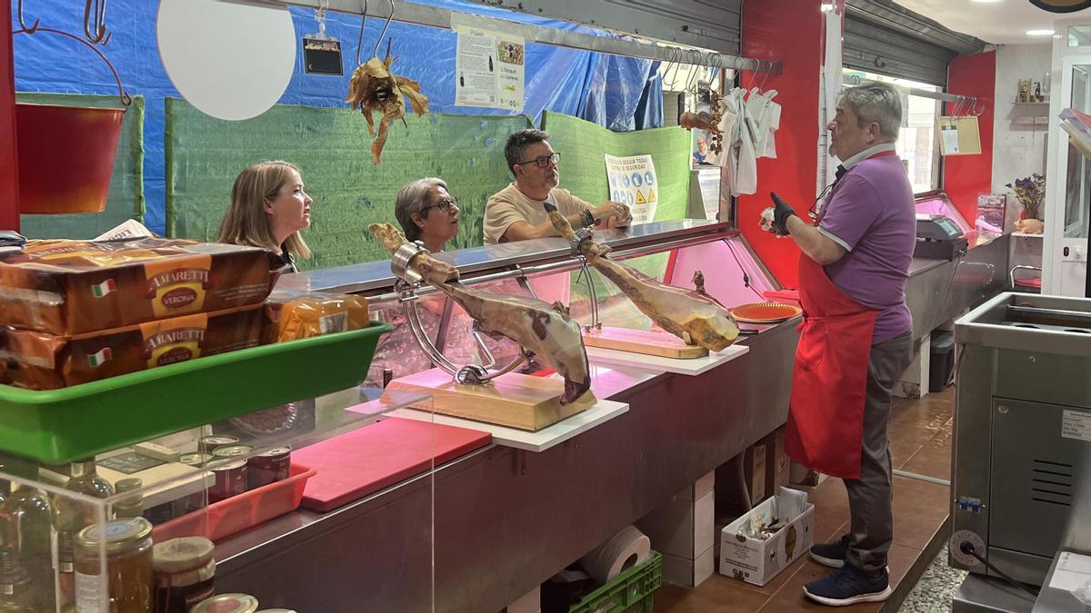 Concejales del PSOE en el Mercado de Bailén.