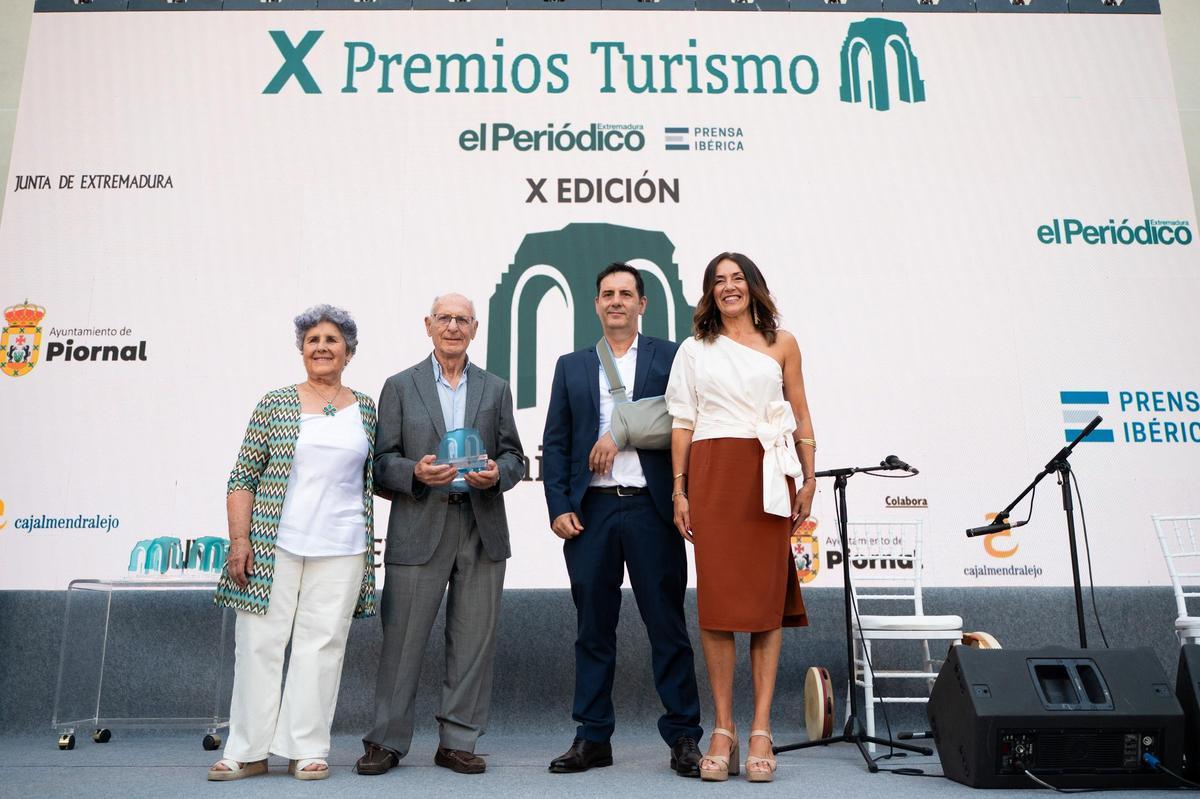 José Luis Moreno, subió al escenario acompañado por sus padres, José Luis Moreno Serrano e Isabel Merino Calle, promotores iniciales del proyecto.