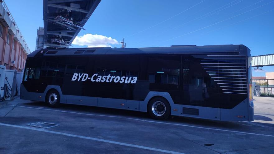 Un bus eléctrico compostelano conquista las calles de Zaragoza