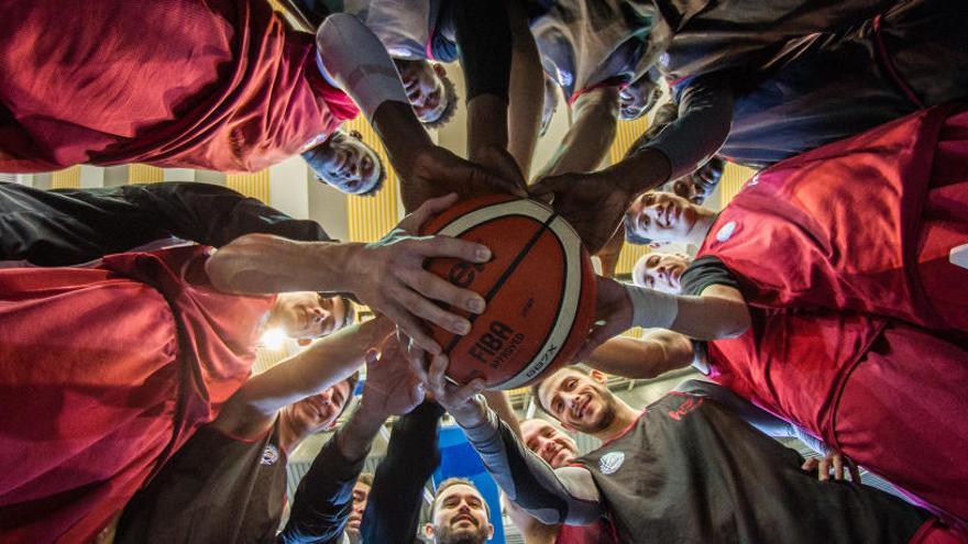 Jugadores y técnicos del HLA hacen piña después de un entrenamiento en el Pedro Ferrándiz.