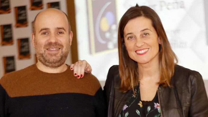 En la presentación de su primera novela, Javier Peña también tuvo como maestra de ceremonias a la periodista Teresa Cuíñas