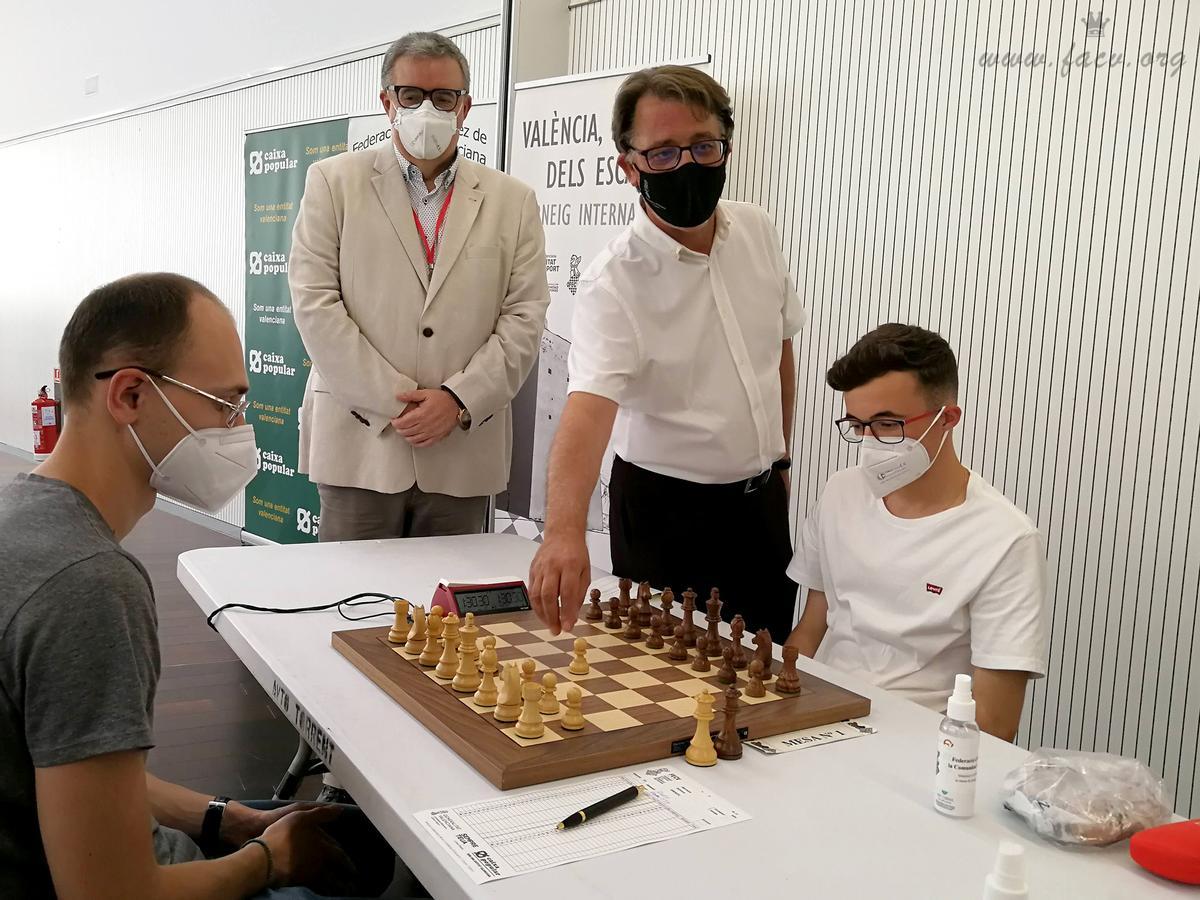 Josep Miquel Moya,  Director General del Deporte de la Comunitat Valenciana, realizó la jugada inaugural de Honor