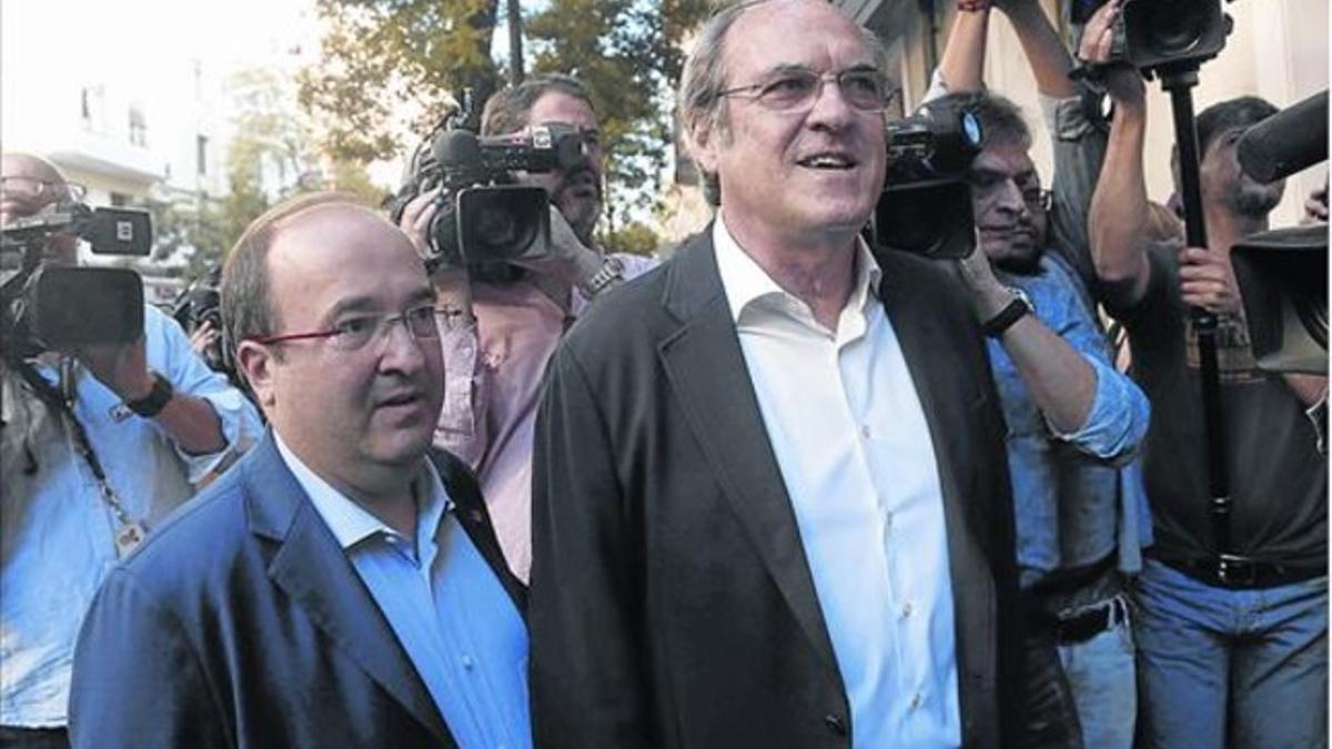 Iceta, junto a Ángel Gabilondo, a su llegada al comité federal del PSOE.