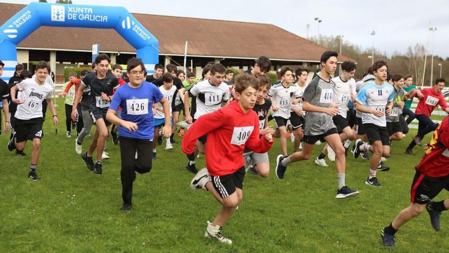 Dos instantes de las carreras del Zonal de Silleda. En las imágenes inferiores, entrega de medallas y reposición de fuerzas tras la finalización de una de las pruebas.   | // FOTOS: BERNABÉ / BÁRBARA CUÍÑA