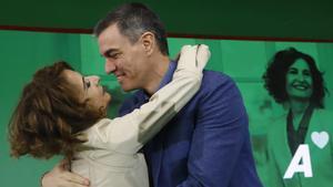 Días de muchos abrazos para María Jesús Montero en el 15º Congreso del PSOE Andalucía, también con Pedro Sánchez.