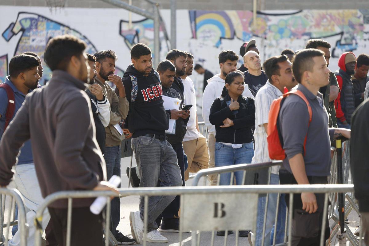 Les imatges de les cues a Salt davant l'oficina que assessora sobre la regularització extraordinària de migrants Les imatges de les cues a Salt davant l'oficina que assessora sobre la regularització extraordinària de migrants