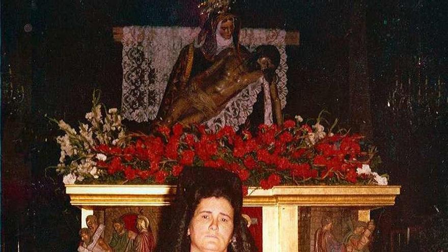 Josefa Fernández, junto a Nuestra Madre. A la derecha, La Chupina porta las andas de la Virgen de la Concha (primera por la derecha).