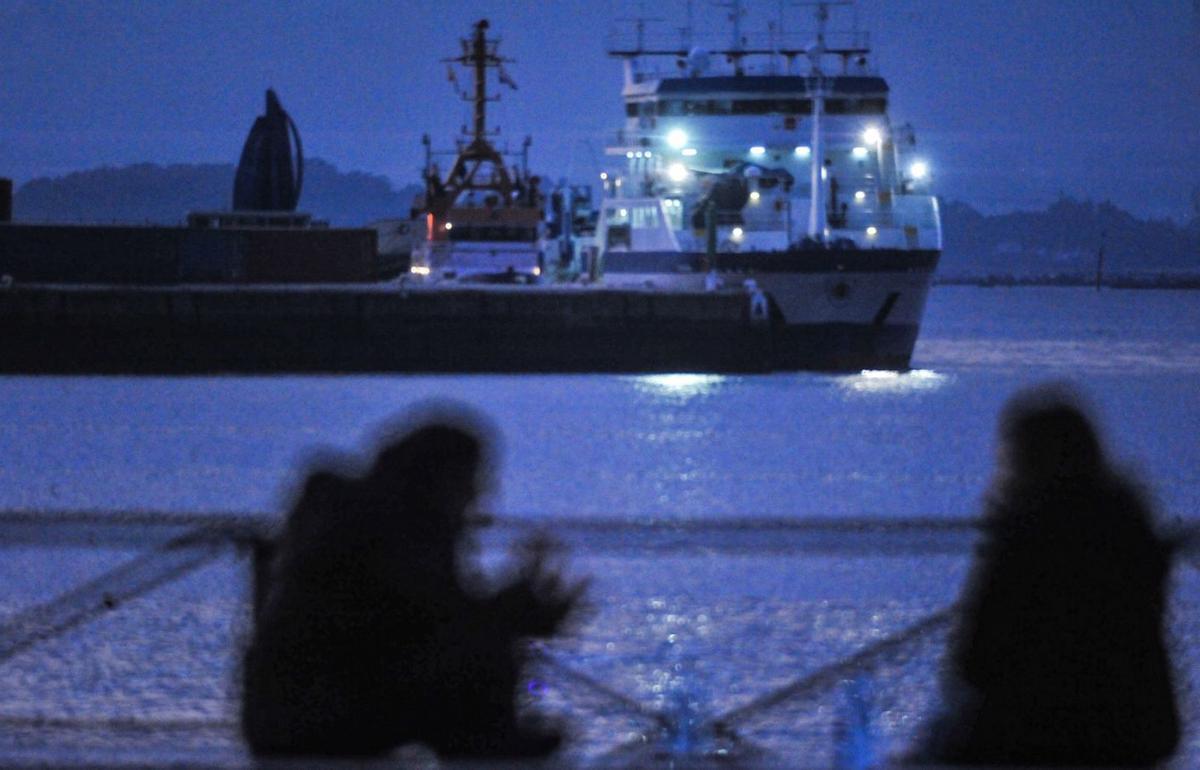 El oceanográfico «Miguel Oliver», en el muelle Ferrazo de Vilagarcía. |  Iñaki Abella
