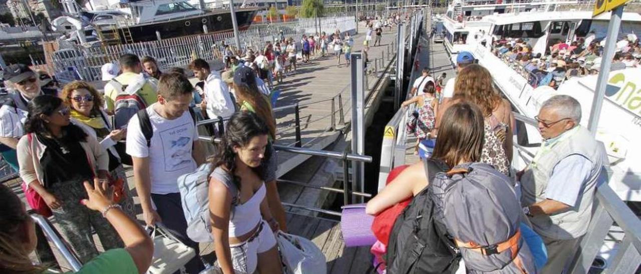 Viajeros embarcando ayer hacia Cíes en uno de los barcos que cubren la ruta. // Jorge Santomé