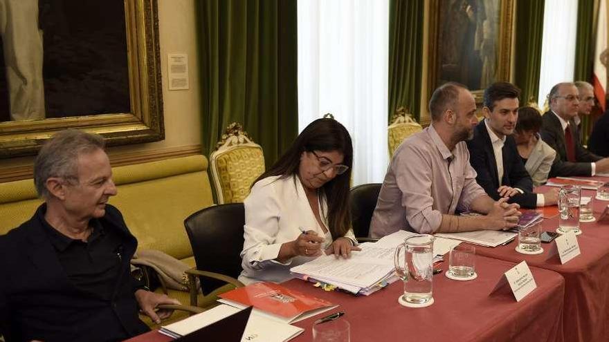 Fernando Gutiérrez del Arroyo, primero por la izquierda, sentado junto a Margarita Obegero y los concejales David Alonso (Xixón Sí Puede) y José María Pérez (PSOE).